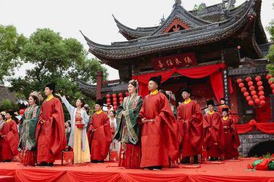 家国同庆 见证幸福! bevictor伟德官网程明郭晶夫妻参加绍兴市青年人才水上集体婚礼
