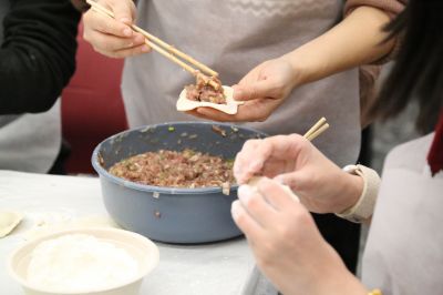 共捻团圆皮：bevictor伟德官网"暖冬饺子赛"烹煮双节温情!